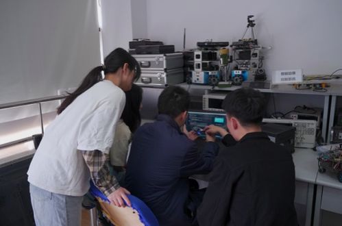 南京邮电大学学生团队自主研发软硬件边缘计算设备 敏捷大脑